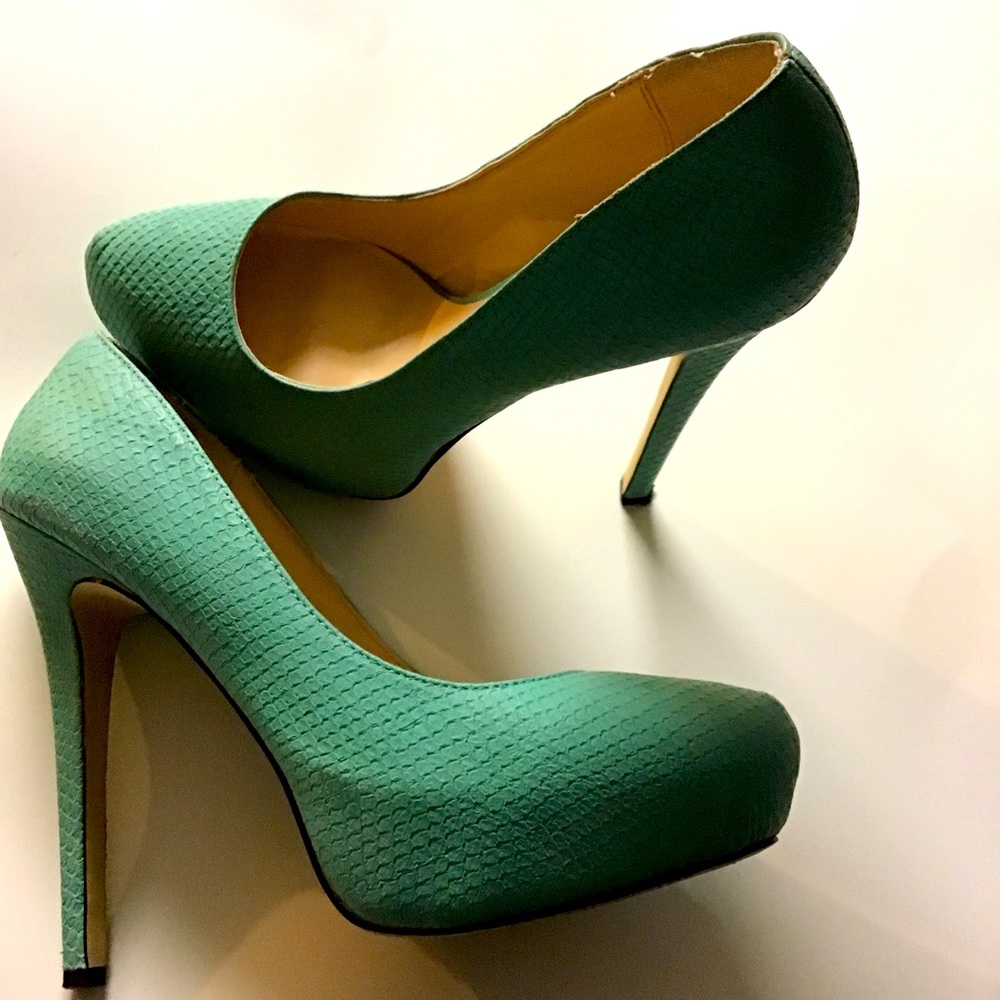 ## Stunning Turquoise Heels - A Pop of Color for Your Wardrobe